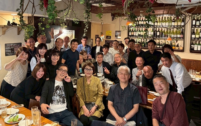 同窓生への支援の様子（懇親会）
